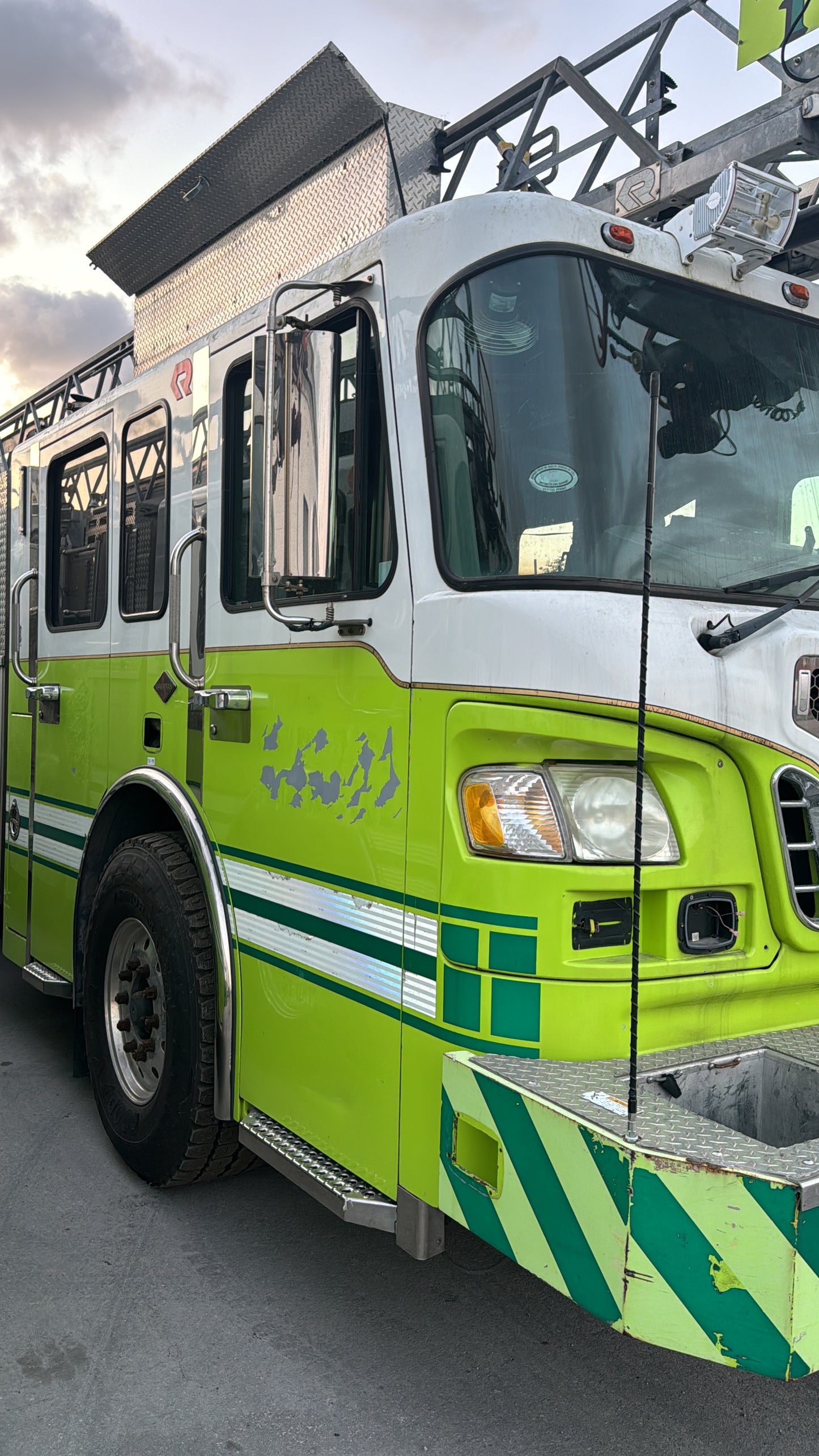 2008 Spartan Gladiator 60' rear-mount aerial fire truck (USED)