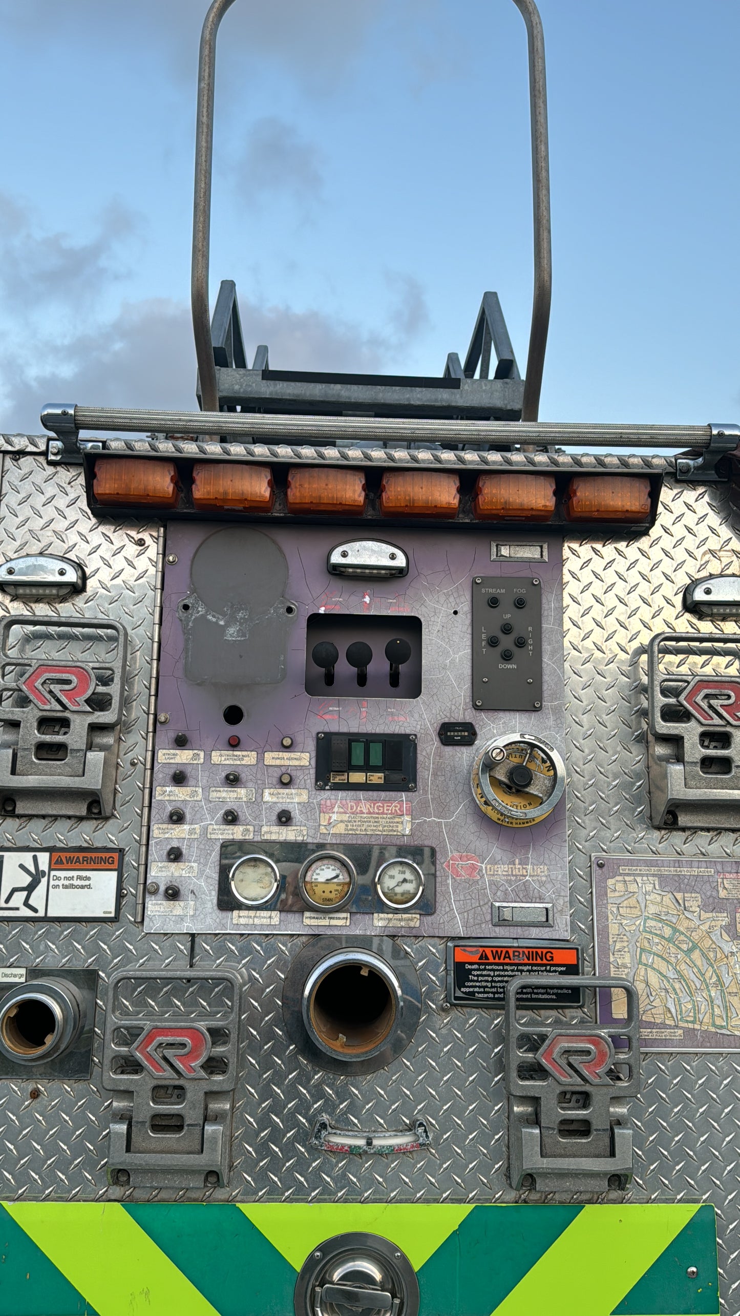 2006 Spartan Gladiator 60' rear-mount aerial fire truck (USED)