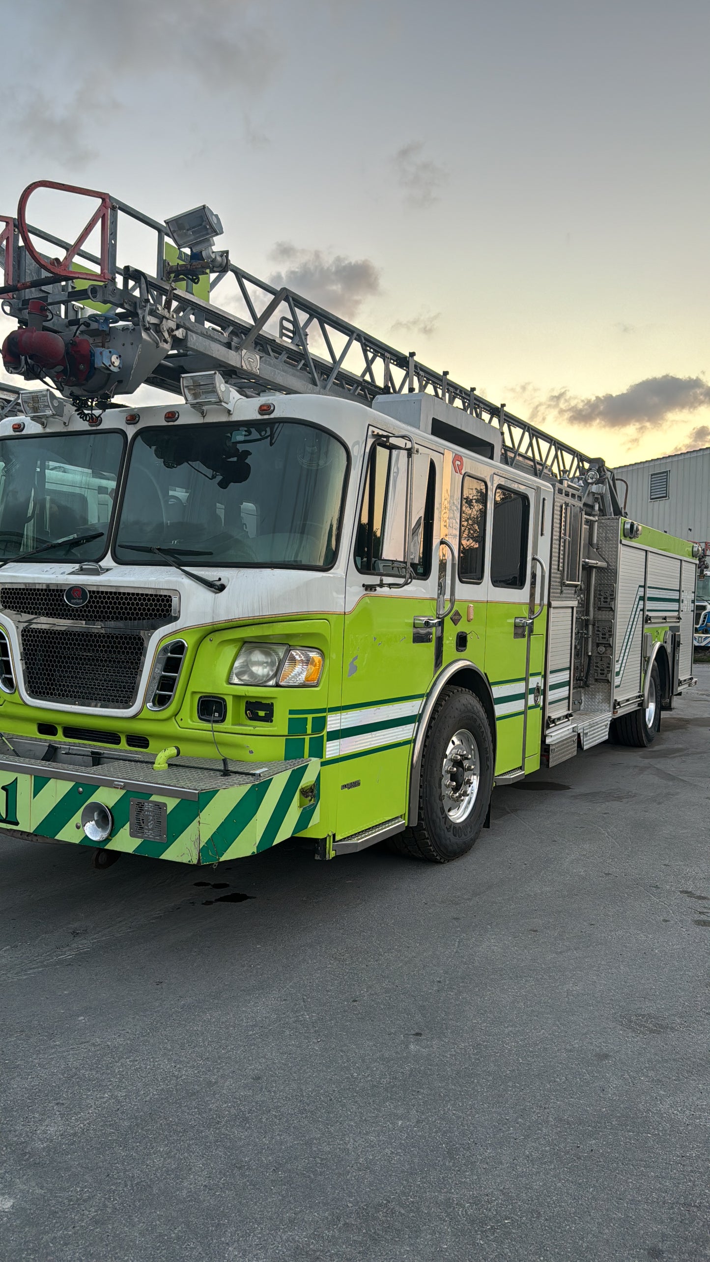 2008 Spartan Gladiator 60' rear-mount aerial fire truck (USED)