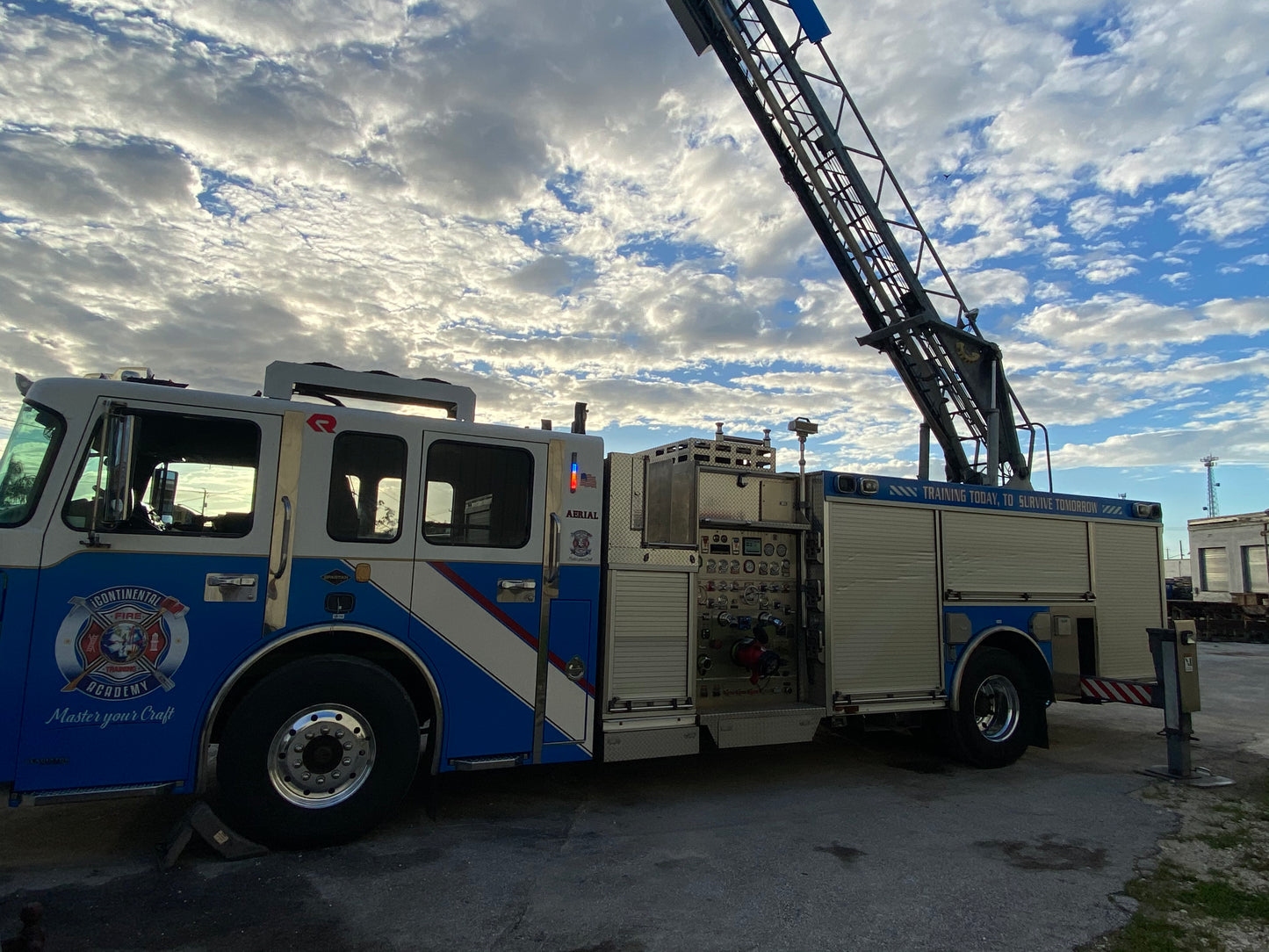 2006 Spartan Gladiator 60' rear-mount aerial fire truck (USED)